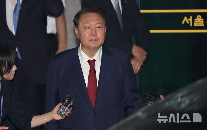 [서울=뉴시스] 이영환 기자 = 내란특검 대면조사를 마친 윤석열 전 대통령이 29일 오전 서울 서초구 서울고검에 마련된 내란특검 사무실에서 나와 귀가하고 있다. (공동취재) 2025.06.29. photo@newsis.com