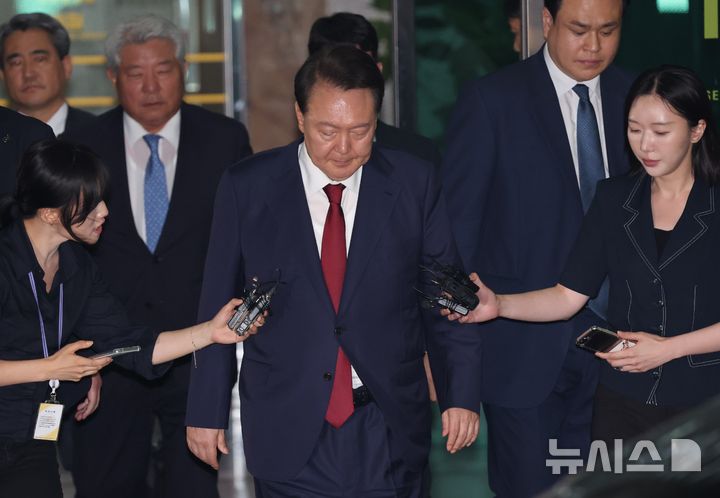[서울=뉴시스] 이영환 기자 = 내란특검 대면조사를 마친 윤석열 전 대통령이 29일 오전 서울 서초구 서울고검에 마련된 내란특검 사무실에서 나와 귀가하고 있다. (공동취재) 2025.06.29. photo@newsis.com