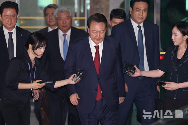 [서울=뉴시스] 이영환 기자 = 내란특검 대면조사를 마친 윤석열 전 대통령이 29일 오전 서울 서초구 서울고검에 마련된 내란특검 사무실에서 나와 귀가하고 있다. (공동취재) 2025.06.29. photo@newsis.com