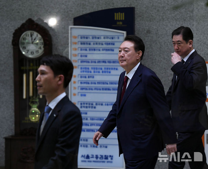 [서울=뉴시스] 이영환 기자 = 내란특검 대면조사를 마친 윤석열 전 대통령이 29일 오전 서울 서초구 서울고검에 마련된 내란특검 사무실에서 나와 귀가하고 있다. (공동취재) 2025.06.29. photo@newsis.com