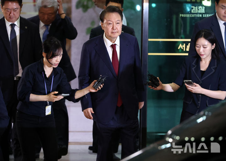 [서울=뉴시스] 이영환 기자 = 내란특검 대면조사를 마친 윤석열 전 대통령이 29일 오전 서울 서초구 서울고검에 마련된 내란특검 사무실에서 나와 귀가하고 있다. (공동취재) 2025.06.29. photo@newsis.com