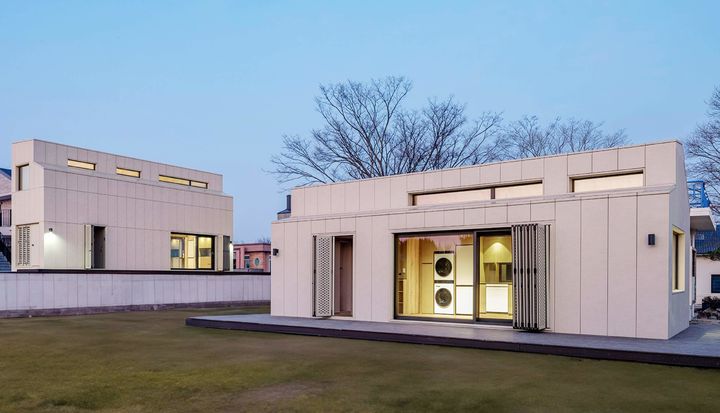 [서울=뉴시스] 최근 LG 스마트코티지는 모듈러 주택을 포함한 모든 프리패브(Pre-fabrication, 사전 제작) 방식의 건축물 중 국내 최초로 제로에너지건축물 최고 등급인 ‘ZEB 플러스(Plus)’를 획득했다. 사진은 전라북도 김제에 설치된 'LG 스마트코티지' (사진=LG전자 제공) 2025.06.29. photo@newsis.com *재판매 및 DB 금지