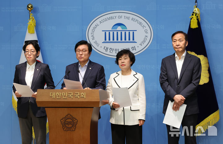 [서울=뉴시스] 김금보 기자 = 박형수 국회 예산결산특별위원회 국민의힘 간사와 위원들이 29일 서울 여의도 국회 소통관에서 '더불어민주당의 독단적인 예산결산특별위원회 운영' 규탄 기자회견을 하고 있다. 2025.06.29. kgb@newsis.com