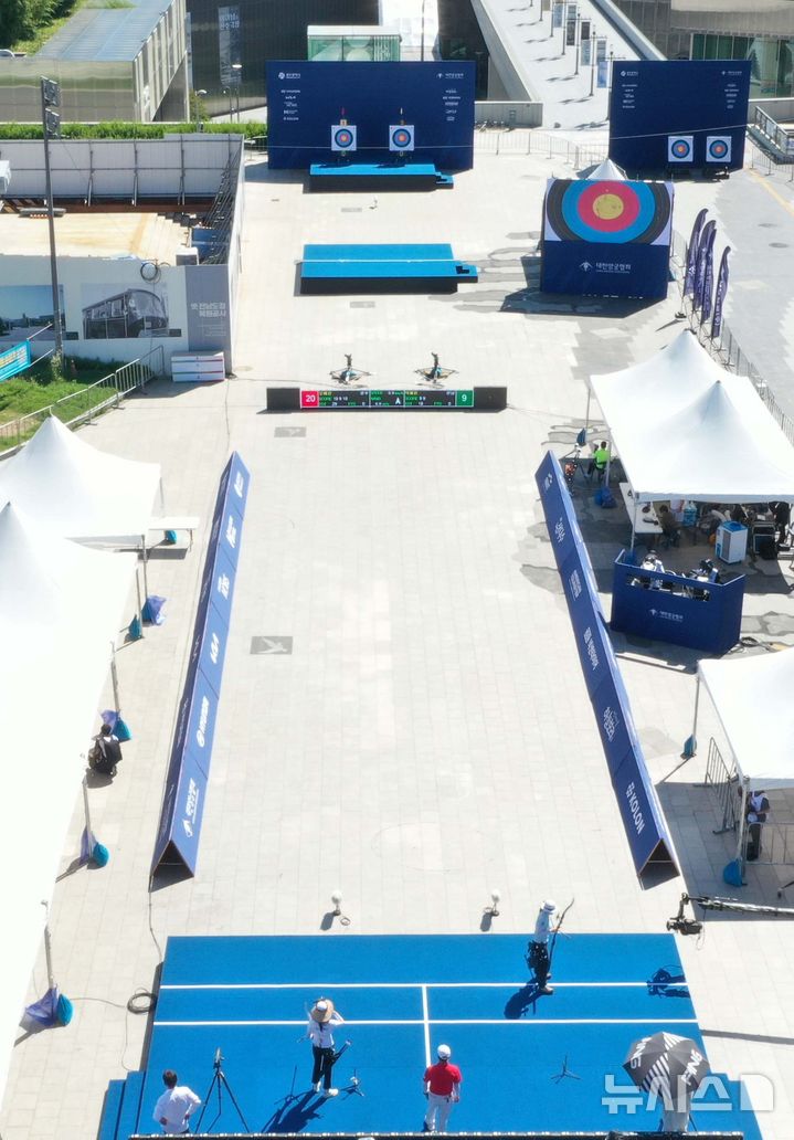 [광주=뉴시스] 변재훈 기자 = 29일 광주 동구 5·18민주광장에서 제43회 대통령기 전국남녀양궁대회 리커브 남녀 결승 경기가 열리고 있다. 대회는 오는 9월 2025 광주현대세계양궁대회 개최 전 분위기를 끌어올리는 프레(pre) 대회로 열렸다. 5·18민주광장에서는 복원된 전남도청을 배경으로 광주세계양궁대회 결승전도 열린다. 2025.06.29. wisdom21@newsis.com