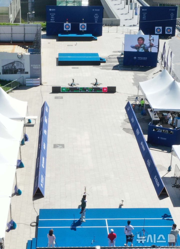 [광주=뉴시스] 변재훈 기자 = 29일 광주 동구 5·18민주광장에서 제43회 대통령기 전국남녀양궁대회 리커브 대학부 결승 경기가 열리고 있다. 대회는 오는 9월 2025 광주현대세계양궁대회 개최 전 분위기를 끌어올리는 프레(pre) 대회로 열렸다. 5·18민주광장에서는 복원된 전남도청을 배경으로 광주세계양궁대회 결승전도 열린다. 2025.06.29. wisdom21@newsis.com