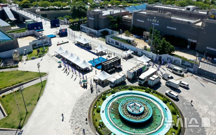 [광주=뉴시스] 변재훈 기자 = 29일 광주 동구 5·18민주광장에서 제43회 대통령기 전국남녀양궁대회 리커브 대학부 결승 경기가 열리고 있다. 대회는 오는 9월 2025 광주현대세계양궁대회 개최 전 분위기를 끌어올리는 프레(pre) 대회로 열렸다. 5·18민주광장에서는 복원된 전남도청을 배경으로 광주세계양궁대회 결승전도 열린다. 2025.06.29. wisdom21@newsis.com