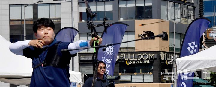 [광주=뉴시스] 변재훈 기자 = 29일 광주 동구 5·18민주광장에서 열린 제43회 대통령기 전국남여양궁대회 리커브 일반부 결승, 이승신(서울시청) 선수가 쏜 화살이 과녁을 향하고 있다. 대회는 오는 9월 2025 광주현대세계양궁대회 개최 전 분위기를 끌어올리는 프레(pre) 대회로 열렸다. 2025.06.29. wisdom21@newsis.com