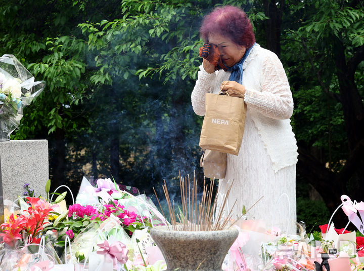 [서울=뉴시스] 박주성 기자 = 29일 서울 서초구 양재시민의숲 삼풍백화점 붕괴 참사 위령탑에서 열린 삼풍백화점 붕괴 참사 30주기 추모식에서 유가족이 눈물을 흘리고 있다. 2025.06.29. park7691@newsis.com