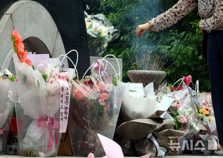 [서울=뉴시스] 박주성 기자 = 29일 서울 서초구 양재시민의숲 삼풍백화점 붕괴 참사 위령탑에서 열린 삼풍백화점 붕괴 참사 30주기 추모식에서 유가족이 분향을 하고 있다. 2025.06.29. park7691@newsis.com