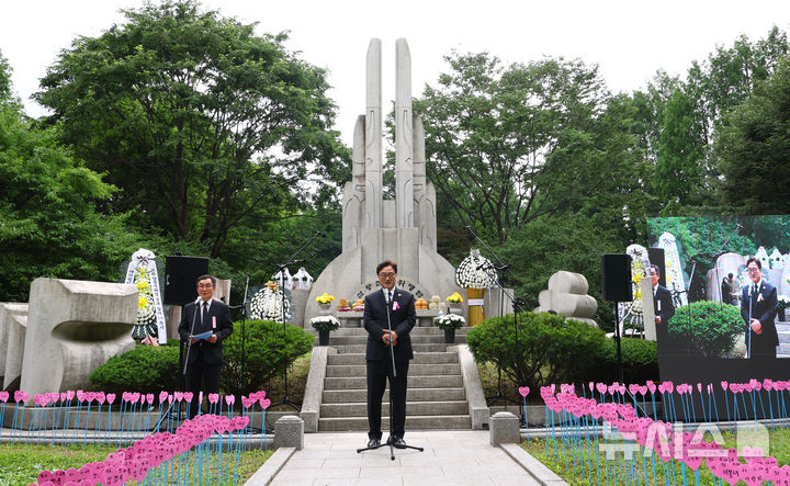 [서울=뉴시스] 박주성 기자 = 우원식 국회의장이 29일 서울 서초구 양재시민의숲 삼풍백화점 붕괴 참사 위령탑에서 열린 삼풍백화점 붕괴 참사 30주기 추모식에서 참석해 추모사를 하고 있다. 2025.06.29. park7691@newsis.com