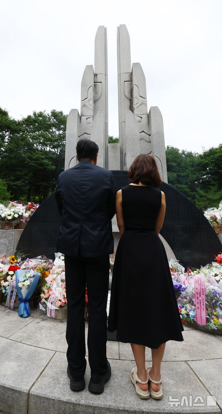 [서울=뉴시스] 박주성 기자 = 29일 서울 서초구 양재시민의숲 삼풍백화점 붕괴 참사 위령탑에서 열린 삼풍백화점 붕괴 참사 30주기 추모식에서 유가족들이 추모를 하고 있다. 2025.06.29. park7691@newsis.com
