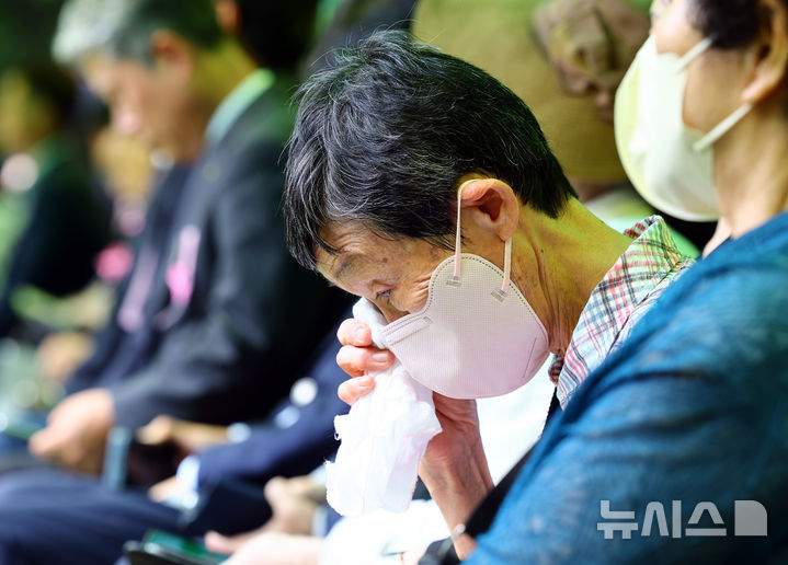 [서울=뉴시스] 박주성 기자 = 29일 서울 서초구 양재시민의숲 삼풍백화점 붕괴 참사 위령탑에서 열린 삼풍백화점 붕괴 참사 30주기 추모식에서 유가족이 눈물을 흘리고 있다. 2025.06.29. park7691@newsis.com