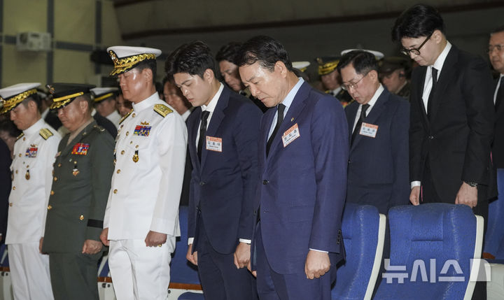 [평택=뉴시스] 황준선 기자 = 김용태 국민의힘 비상대책위원장, 성일종 국회 국방위원회 위원장, 양용모 해군참모총장, 주일석 해병대 사령관, 허성재 해군2함대 사령관, 한동훈 전 국민의힘 대표 등이 29일 오전 평택시 해군 2함대사령부에서 열린 '제2연평해전 승전 23주년 기념식'에서 순국선열과 호국영령을 기리기 위해 묵념을 하고 있다.(공동취재)&nbsp; 2025.06.29. photo@newsis.com 