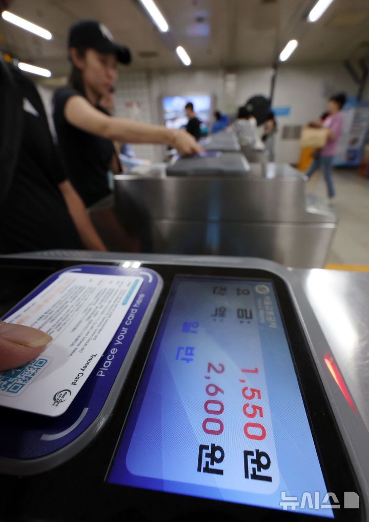 [서울=뉴시스] 조성우 기자 = 한 시민이 29일 서울 시내의 한 지하철역 개찰구에서 교통카드를 태그하고 있다. 지난 28일부터 서울·인천·경기 지하철을 탈 때 교통카드 기본요금이 기존 1400원에서 1550원으로 150원 인상됐다. 2025.06.29. xconfind@newsis.com