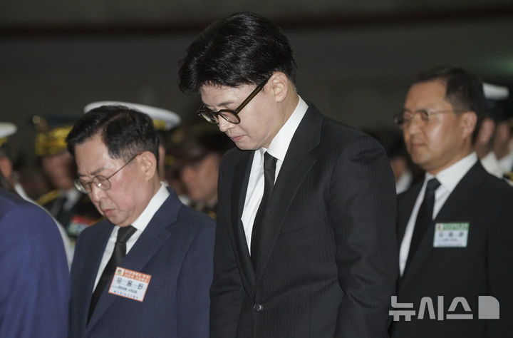 [평택=뉴시스] 황준선 기자 = 한동훈 전 국민의힘 대표가 지난달 29일 오전 평택시 해군 2함대사령부에서 열린 '제2연평해전 승전 23주년 기념식'에서 순국선열과 호국영령을 기리기 위해 묵념을 하고 있다.(공동취재)  2025.06.29. photo@newsis.com