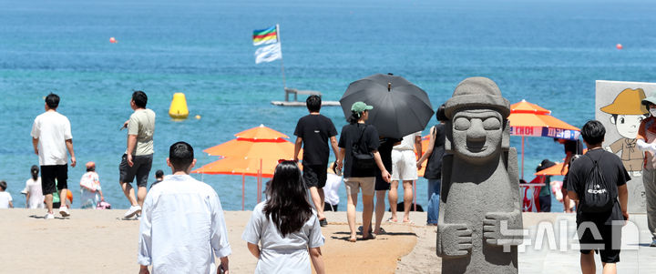 [제주=뉴시스] 우장호 기자 = 제주 북부지역에 올해 첫 폭염특보가 내려진 지난달 29일 제주시 이호테우해수욕장에 피서객의 발걸음이 이어지고 있다.  2025.06.29. woo1223@newsis.com