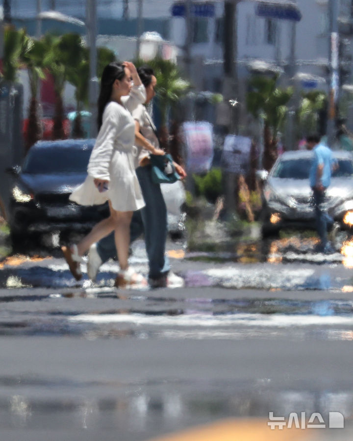 [제주=뉴시스] 우장호 기자 = 올해 첫 폭염특보가 발효되는 등 무더운 날씨를 보인 29일 오후 제주시 건입동 도로 위로 아지랑이가 피어오르고 있다.기상청에 따르면 당분간 폭염특보가 발표된 제주도북부, 동부, 중산간을 중심으로 뜨겁고 습한 남풍류가 유입돼 무더운 날씨가 이어질 것으로 전망된다. 2025.06.29. woo1223@newsis.com