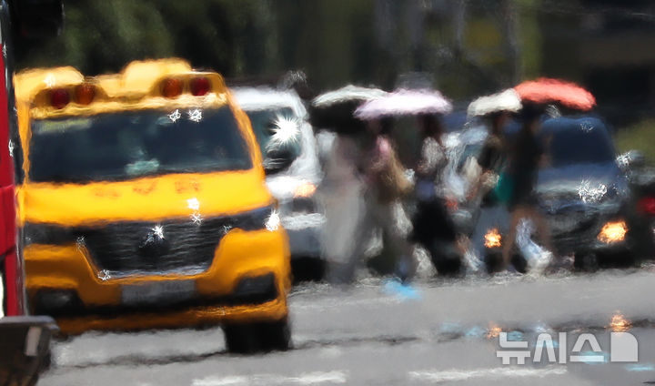 [제주=뉴시스] 우장호 기자 = 올해 첫 폭염특보가 발효되는 등 무더운 날씨를 보인 29일 오후 제주시 건입동 도로 위로 아지랑이가 피어오르고 있다.기상청에 따르면 당분간 폭염특보가 발표된 제주도북부, 동부, 중산간을 중심으로 뜨겁고 습한 남풍류가 유입돼 무더운 날씨가 이어질 것으로 전망된다. 2025.06.29. woo1223@newsis.com