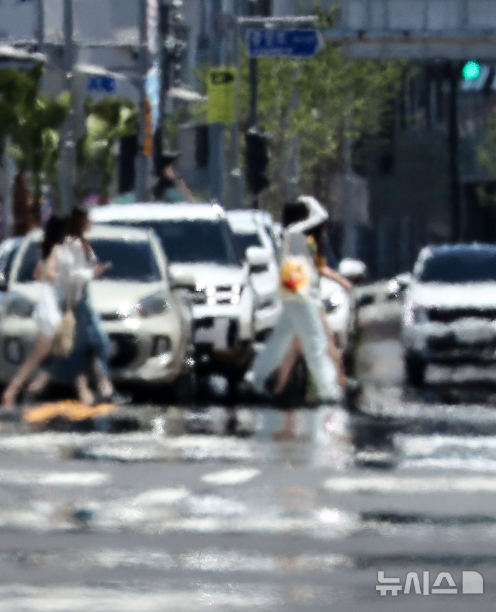 [제주=뉴시스] 우장호 기자 = 올해 첫 폭염특보가 발효되는 등 무더운 날씨를 보인 29일 오후 제주시 건입동 도로 위로 아지랑이가 피어오르고 있다.기상청에 따르면 당분간 폭염특보가 발표된 제주도북부, 동부, 중산간을 중심으로 뜨겁고 습한 남풍류가 유입돼 무더운 날씨가 이어질 것으로 전망된다. 2025.06.29. woo1223@newsis.com