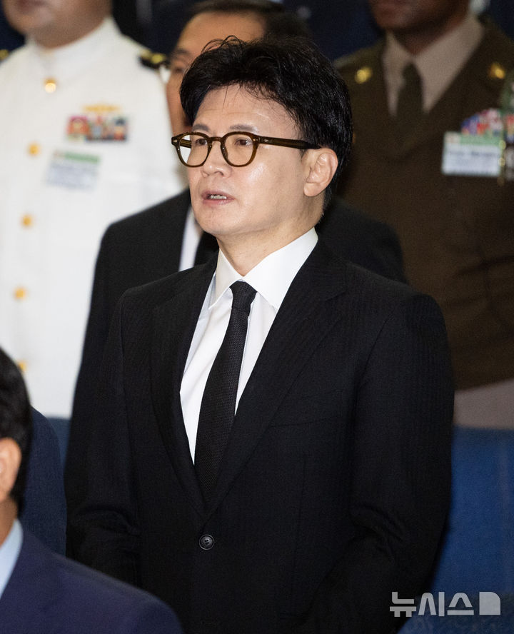 [평택=뉴시스] 황준선 기자 = 한동훈 전 국민의힘 대표가 29일 경기 평택시 해군 2함대 사령부에서 열린 제2연평해전 승전 23주년 기념식에서 애국가를 제창하고 있다. 2025.06.29. hwang@newsis.com