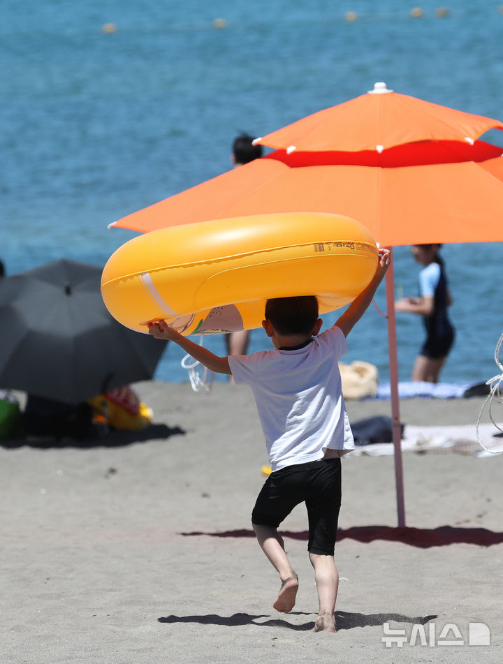 [제주=뉴시스] 우장호 기자 = 제주 북부지역에 올해 첫 폭염특보가 내려진 29일 제주시 이호테우해수욕장에 피서객의 발걸음이 이어지고 있다. 기상청에 따르면 당분간 폭염특보가 발표된 제주도북부, 동부, 중산간을 중심으로 뜨겁고 습한 남풍류가 유입돼 무더운 날씨가 이어질 것으로 전망된다. 2025.06.29. woo1223@newsis.com