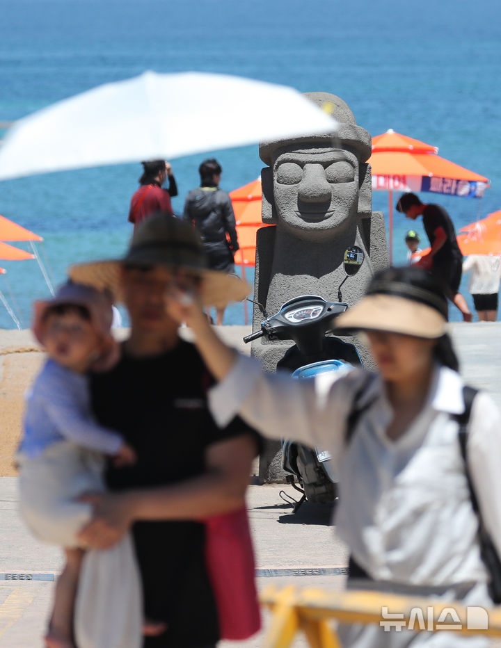 [제주=뉴시스] 우장호 기자 = 제주 북부지역에 올해 첫 폭염특보가 내려진 29일 제주시 이호테우해수욕장에 피서객의 발걸음이 이어지고 있다. 기상청에 따르면 당분간 폭염특보가 발표된 제주도북부, 동부, 중산간을 중심으로 뜨겁고 습한 남풍류가 유입돼 무더운 날씨가 이어질 것으로 전망된다. 2025.06.29. woo1223@newsis.com