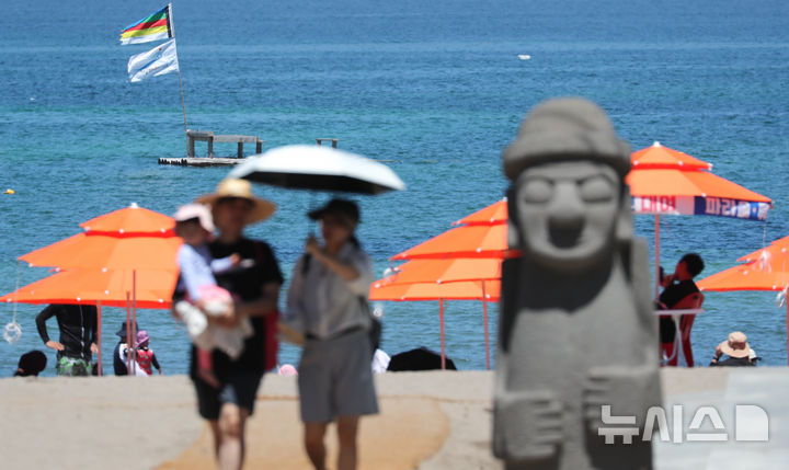 [제주=뉴시스] 우장호 기자 = 제주 북부지역에 올해 첫 폭염특보가 내려진 29일 제주시 이호테우해수욕장에 피서객의 발걸음이 이어지고 있다. 기상청에 따르면 당분간 폭염특보가 발표된 제주도북부, 동부, 중산간을 중심으로 뜨겁고 습한 남풍류가 유입돼 무더운 날씨가 이어질 것으로 전망된다. 2025.06.29. woo1223@newsis.com