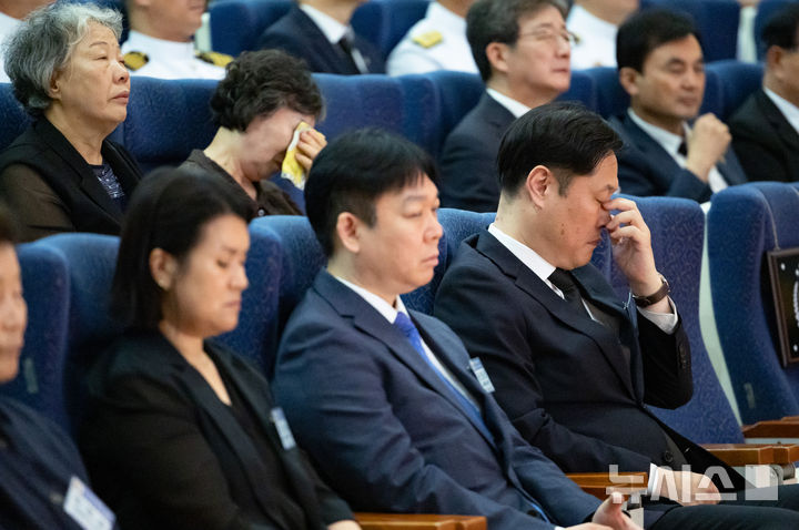[평택=뉴시스] 황준선 기자 = 이희완 국가보훈부 차관이 29일 경기 평택시 해군 2함대 사령부에서 열린 제2연평해전 승전 23주년 기념식에서 눈물을 훔치고 있다. 2025.06.29. hwang@newsis.com