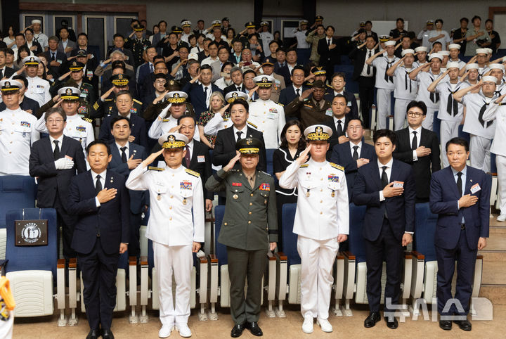 [평택=뉴시스] 황준선 기자 = 이두희(앞줄 왼쪽 첫 번째) 국방부 차관과 안규백(2열 왼쪽 두 번째) 국방부 장관 후보자, 김용태(앞줄 왼쪽 다섯 번째) 국민의힘 비상대책위원장을 비롯한 참석자들이 29일 경기 평택시 해군 2함대 사령부에서 열린 제2연평해전 승전 23주년 기념식에서 국민의례를 하고 있다. 2025.06.29. hwang@newsis.com