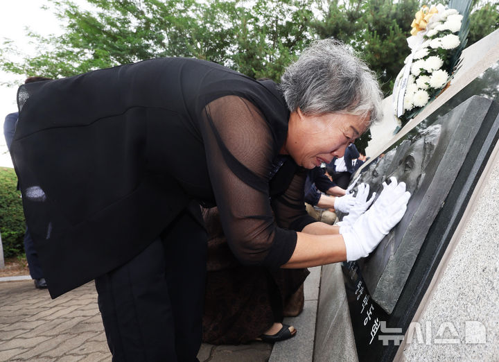 [평택=뉴시스] 황준선 기자 = 29일 경기도 평택시 해군 제2함대사령부에서 열린 '제2연평해전 승전 23주년 기념식'에서 유가족들이 해전 영웅들의 얼굴 부조상을 어루만지고 있다.(공동취재) 2025.06.29. photo@newsis.com