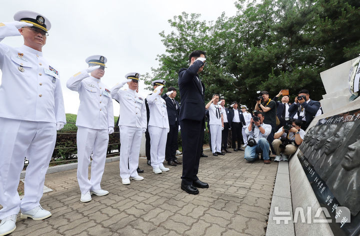 [평택=뉴시스] 황준선 기자= 29일 경기도 평택시 해군 제2함대사령부에서 열린 '제2연평해전 승전 23주년 기념식'에서 참전 장병들이 경례를 있다.(공동취재) 2025.06.29. photo@newsis.com