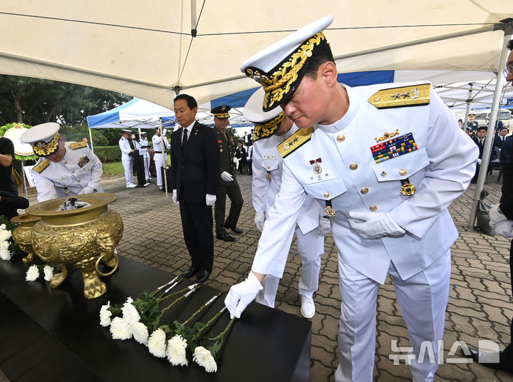 [평택=뉴시스] 황준선 기자 = 허성재 해군 제2함대 사령관이 29일 오전 경기 평택시 해군 제2함대사령부에서 열린 ‘제2연평해전 승전 23주년 기념식‘에서 헌화를 하고 있다. (공동취재) 2025.06.29. hwang@newsis.com