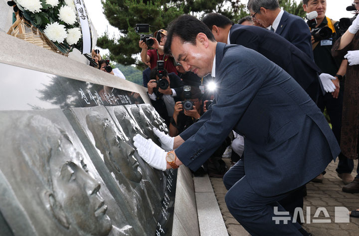 [평택=뉴시스] 황준선 기자 = 안규백 국방부 장관 후보자가 29일 경기 평택시 해군 제2함대사령부에서 열린 '제2연평해전 승전 23주년 기념식'에서 해전 영웅들의 얼굴 부조상을 어루만지고 있다. (공동취재) 2025.06.29. hwang@newsis.com