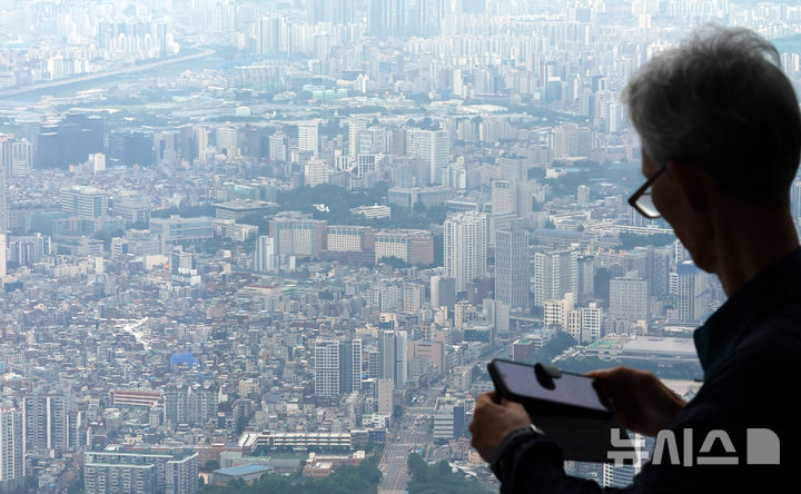 [서울=뉴시스] 박주성 기자 = 정부가 수도권과 규제지역의 주택담보대출 한도를 6억원으로 제한하는 초강수 조치를 펴면서 서울 아파트의 74%가 주담대 제한 영향권에 들게 된다는 분석이 나왔다. 부동산R114의 수도권 아파트 평균 시세를 보면 서울 전체 25개 구 가운데 18개 구의 대출액이 종전보다 줄어들 것으로 예상했다. 사진은 29일 서울 송파구 롯데월드타워 전망대 서울스카이에서 바라본 서울시내 아파트의 모습. 2025.06.29. park7691@newsis.com