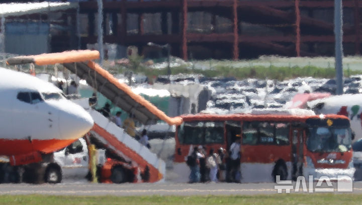 [제주=뉴시스] 우장호 기자 = 올해 첫 폭염특보가 발효되는 등 무더운 날씨를 보인 29일 오후 제주국제공항 계류장 주위로 지열로 인한 아지랑이가 피어오르고 있다. 2025.06.29. woo1223@newsis.com