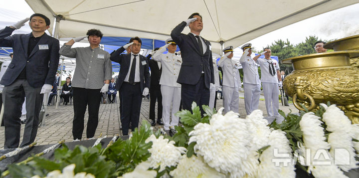 [평택=뉴시스] 황준선 기자 = 29일 경기 평택시 해군 제2함대사령부에서 열린 '제2연평해전 승전 23주년 기념식'에서 해전 참전 장병들이 경례를 하고 있다. (공동취재) 2025.06.29. hwang@newsis.com