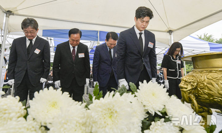 [평택=뉴시스] 황준선 기자 = 김용태 국민의힘 비상대책위원장이 29일 경기 평택시 해군 제2함대사령부에서 열린 '제2연평해전 승전 23주년 기념식'에서 묵념을 하고 있다. (공동취재) 2025.06.29. hwang@newsis.com