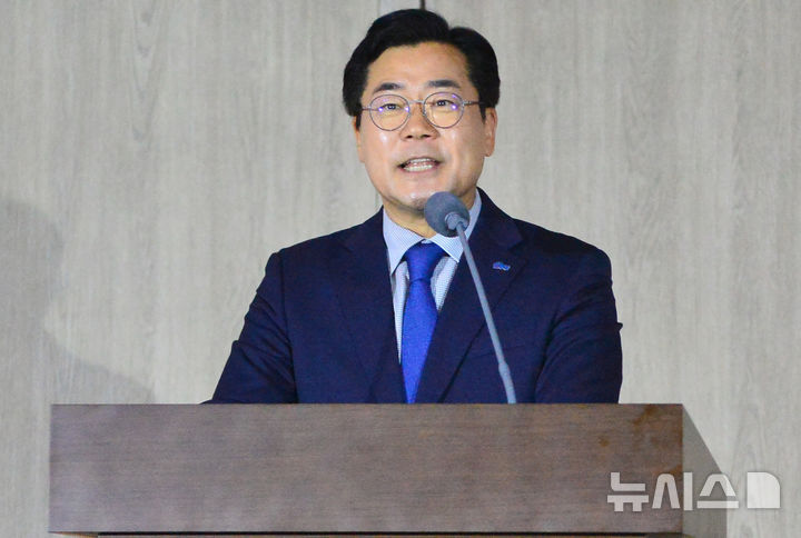 [청주=뉴시스] 서주영 기자 = 박찬대 더불어민주당 당대표 예비후보가 29일 오후 충북 청주시 오스코에서 열린 더민주전국혁신회의 2025 전국대회에서 인사말을 하고 있다. 2025.06.29. juyeong@newsis.com