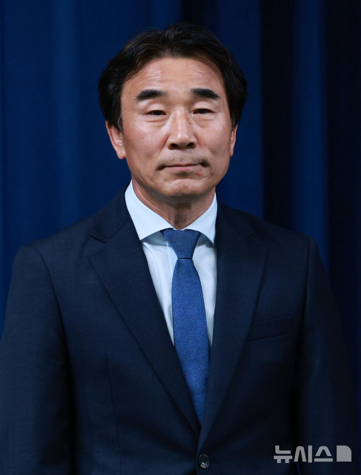 [서울=뉴시스] 고범준 기자 = 강훈식 비서실장이 29일 서울 용산 대통령실 청사에서 인사 관련 브리핑을 했다. 이날 인선 발표에 참석한 전성환 경청통합수석. 2025.06.29. bjko@newsis.com
