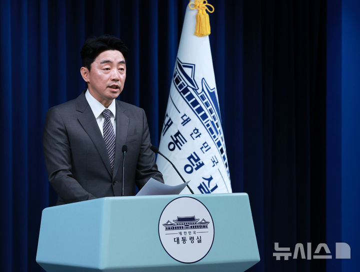 [서울=뉴시스] 고범준 기자 = 강훈식 비서실장이 29일 서울 용산 대통령실 청사에서 인사 관련 브리핑을 하고 있다. 2025.06.29. bjko@newsis.com