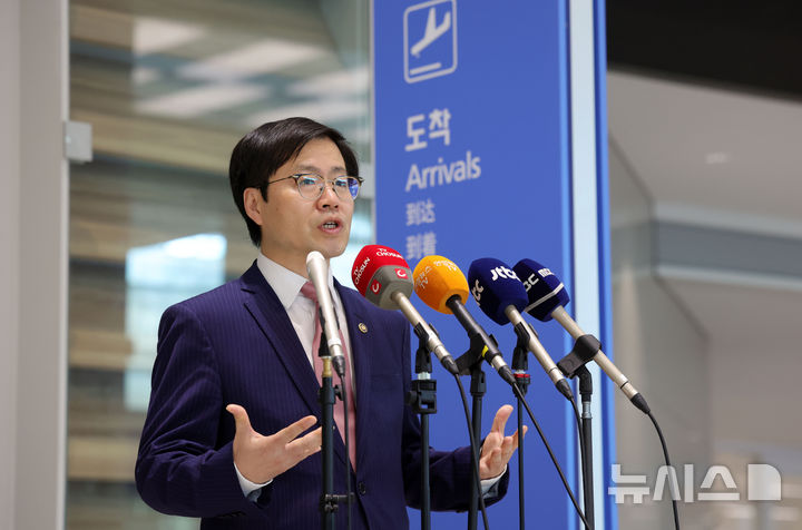 [인천공항=뉴시스] 홍효식 기자 = 한미 고위급 통상 협상을 마친 여한구 산업통상자원부 통상교섭본부장이 29일 오후 인천국제공항 제2터미널을 통해 귀국해 취재진 질문에 답하고 있다. 2025.06.29. yesphoto@newsis.com