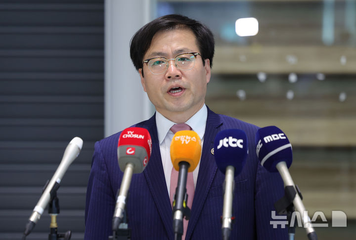 [인천공항=뉴시스] 홍효식 기자 = 한미 고위급 통상 협상을 마친 여한구 산업통상자원부 통상교섭본부장이 29일 오후 인천국제공항 제2터미널을 통해 귀국해 취재진 질문에 답하고 있다. 2025.06.29. yesphoto@newsis.com