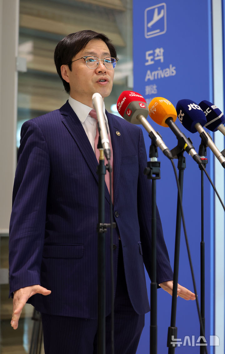 [인천공항=뉴시스] 홍효식 기자 = 한미 고위급 통상 협상을 마친 여한구 산업통상자원부 통상교섭본부장이 29일 오후 인천국제공항 제2터미널을 통해 귀국해 취재진 질문에 답하고 있다. 2025.06.29. yesphoto@newsis.com