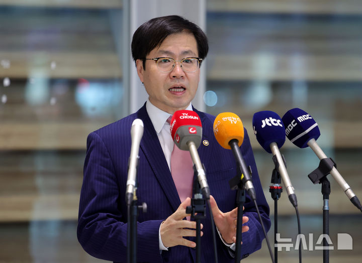 [인천공항=뉴시스] 홍효식 기자 = 한미 고위급 통상 협상을 마친 여한구 산업통상자원부 통상교섭본부장이 29일 오후 인천국제공항 제2터미널을 통해 귀국해 취재진 질문에 답하고 있다. 2025.06.29. yesphoto@newsis.com