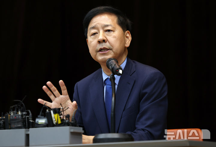 [서울=뉴시스] 조성우 기자 = 구윤철 경제부총리 겸 기획재정부 장관 후보자가 29일 오후 서울 중구 예금보험공사에서 열린 기자간담회에서 발언하고 있다. 2025.06.29. xconfind@newsis.com