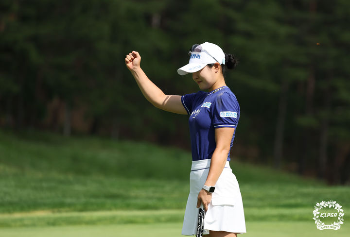 [서울=뉴시스] 홍효식 기자 = 29일 강원도 평창 버치힐CC에서 열린 '맥콜·모나 용평 오픈 with SBS Golf' 파이널라운드, 고지우가 우승 확정 후 주먹을 쥐고 있다. (사진=KLPGA제공) 2025.06.29. photo@newsis.com *재판매 및 DB 금지
