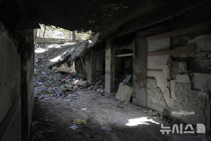 [테헤란=AP/뉴시스] 29일(현지 시간) 이란 테헤란의 에빈 교도소 내 행정동이 지난 23일 이스라엘의 공습으로 파손되어 있다. 아스가르 자한기르 이란 사법부 대변인은 이 공습으로 행정 직원, 수감자, 면회객 등 총 71명이 숨졌다고 밝혔다. 2025.06.30.