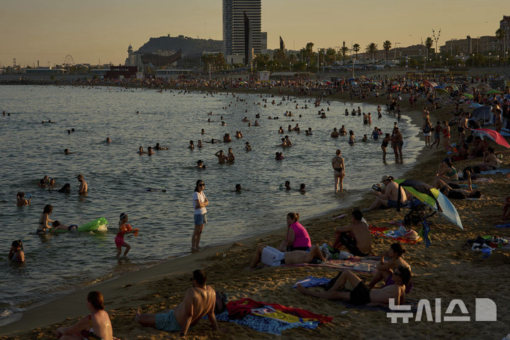 <font style="vertical-align: inherit;"><font style="vertical-align: inherit;">[바르셀로나=AP/뉴시스] 더운 날씨를 보인 29일(현지 시간) 스페인 바르셀로나 인근 해변을 찾은 피서객들이 수영을 하며 더위를 식히고 있다. 2025.06.30.</font></font>