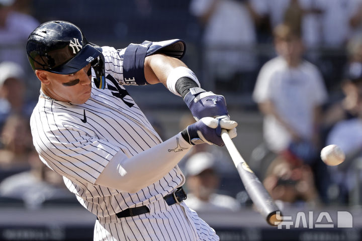 [뉴욕=AP/뉴시스] 뉴욕 양키스의 애런 저지가 29일(현지 시간) 미국 뉴욕 양키스타디움에서 벌어진 2025 메이저리그(MLB) 애슬레틱스와의 경기에서 7회말 1사 1루에서 바뀐 투수 타일러 퍼거슨을 상대로 2점 홈런(시즌 30호)을 작렬하고 있다. 2025.06.29.