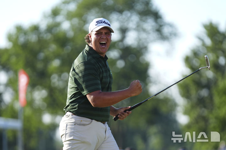 [디트로이트=AP/뉴시스] 알드리치 포트기터(남아공)가 29일(현지 시간) 미 미시간주 디트로이트 GC에서 열린 미국프로골프(PGA) 투어 로켓 클래식 연장전에서 승리하며 포효하고 있다. 포트기터는 최종 합계 22언더파 266타로 맥스 그레이서먼, 크리스 커크(미국)와 동타를 이뤄 연장 끝에 우승컵을 들어 올렸다. 2025.06.30.